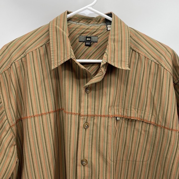 REI UPF 50 Casual Short Sleeve Button Down Shirt side pocket - Picture 6 of 11